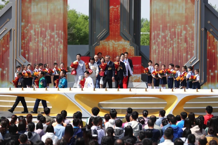 4月20日，在北京市海淀区中关村软件园主会场，2024年“中国梦·劳动美”庆祝“五一”国际劳动节心连心特别节目正在进行现场录制，20名来自各行各业的劳模工匠代表应邀走上舞台。